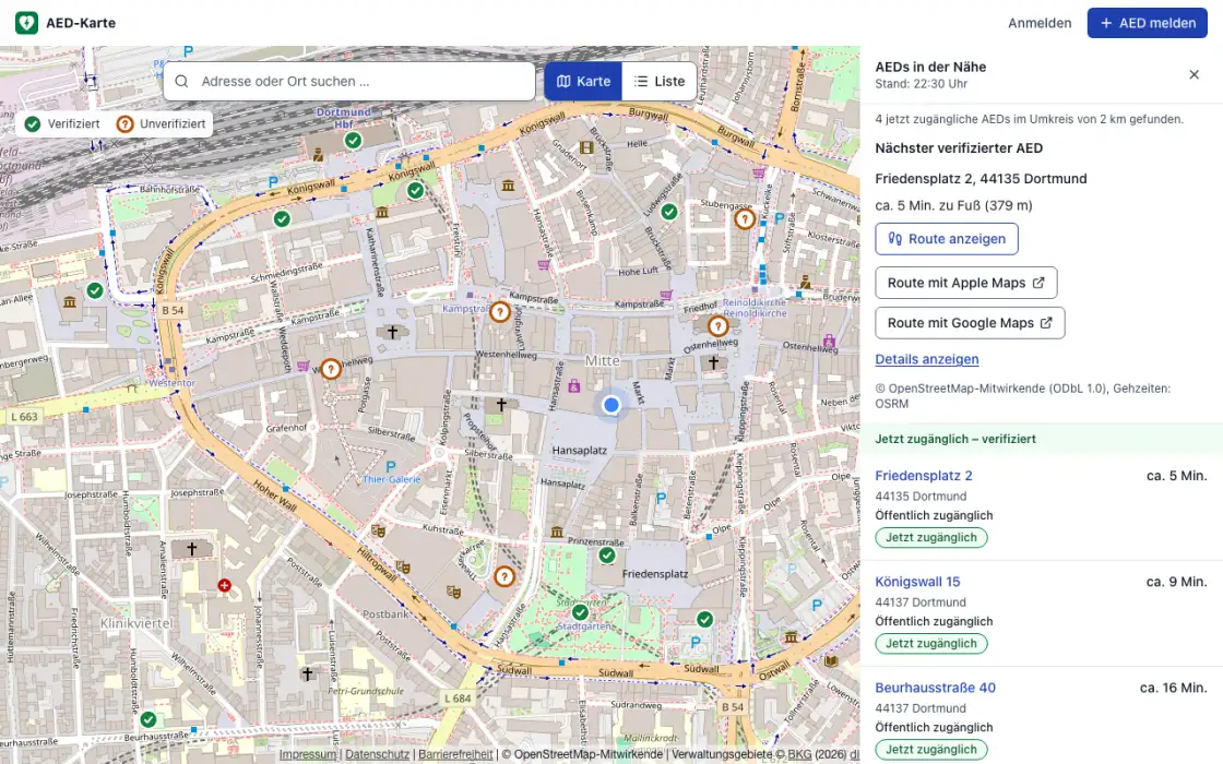 Die öffentliche Karte am Computer: Stadtplan der Dortmunder Innenstadt mit AED-Markierungen; rechts die Liste „AEDs in der Nähe“ mit dem nächsten verifizierten AED am Friedensplatz 2, ca. 5 Minuten zu Fuß, und Schaltflächen für die Route.
